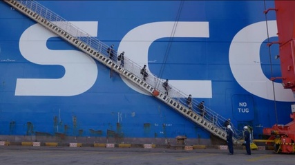 堅守國門安全，暢通國際航運 洋山港海事部門高效保障國際航行船舶船員換班